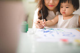 快乐的母亲和女儿照片