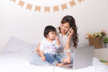 母亲梳理头发的她的女儿图片