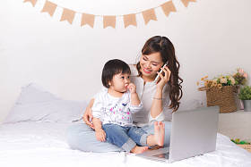 母亲梳理头发的她的女儿图片