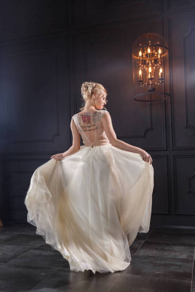 年輕女子穿婚紗的樣子圖片