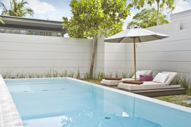 游泳池不错现代夏季天井的形象