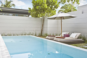 游泳池不错现代夏季天井的形象