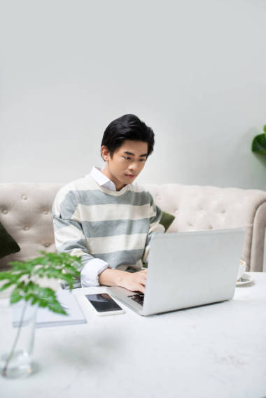 在筆記本電腦上工作的商人圖片