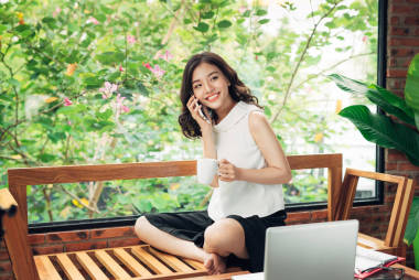 女人聽了到智能手機圖片