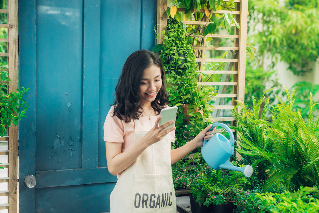 女人在电话上打字图片