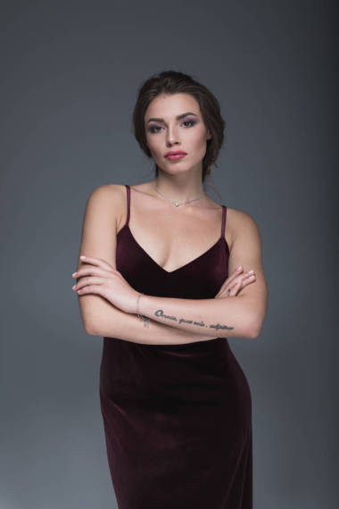 晚禮服的年輕白人女子