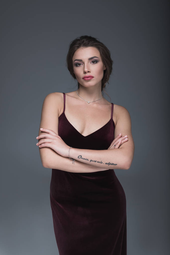 晚礼服的年轻白人女子 晚礼服的年轻白人女子