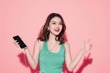 听音乐的女孩图片