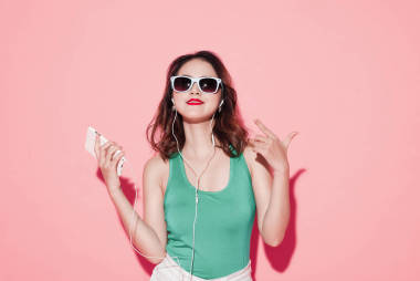 太陽鏡與專業(yè)化妝的女孩