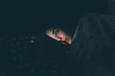 使用智能手机的女人图片