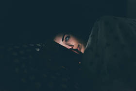 使用智能手机的女人图片