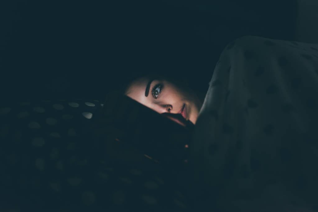 使用智能手机的女人图片