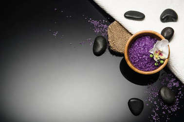 在黑色背景上的 spa 概念。頂視圖與副本空間