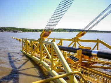 下降到底部鋪駁船與排氣管道。海底天然氣管道的安裝。鋪設(shè)管道，管道敷設(shè)駁船起重機在岸邊