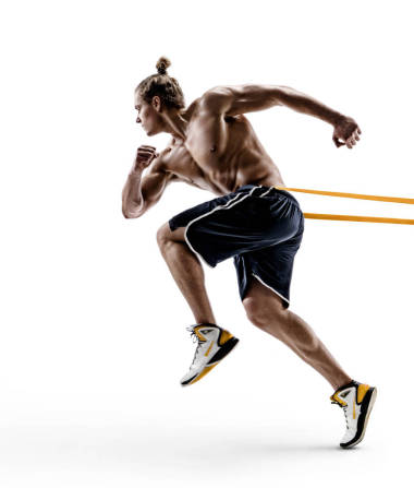 肌肉男转轮的轮廓在他的例行演习中使用一个阻力带