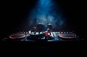 Dj、 混合和在一家夜总会挠，dj 手调整各种轨道控制 dj 的甲板、 频闪灯和雾，选择性焦点
