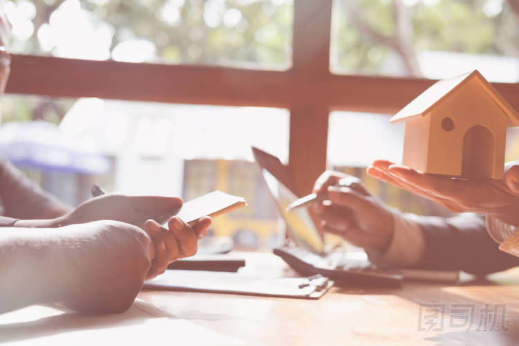 房地產(chǎn)經(jīng)紀(jì)人跟他的客戶。房地產(chǎn)經(jīng)紀(jì)人有大量無線