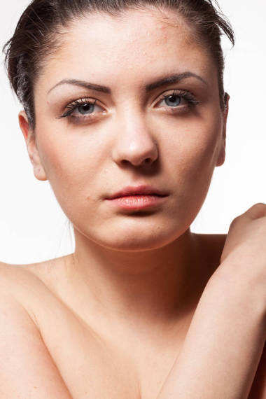 在苛刻的工作室燈光的美麗女子的畫像