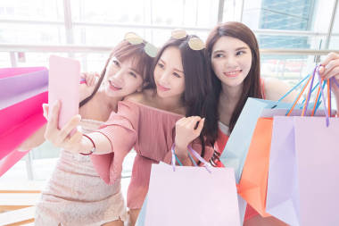 婦女以自拍照和微笑