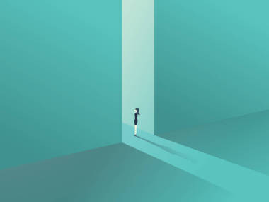 作為商業(yè)機會、 挑戰(zhàn)、 視覺和未來的象征站在門口的女商人