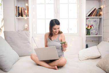 亞洲女人持有信用卡