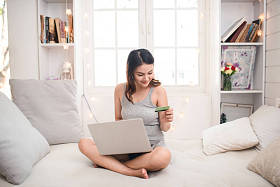 亚洲女人持有信用卡