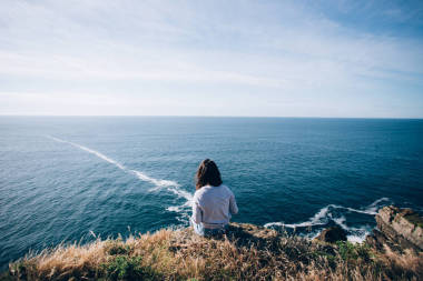 女人坐在懸崖上圖片