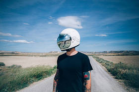 野蛮人穿着老式的头盔