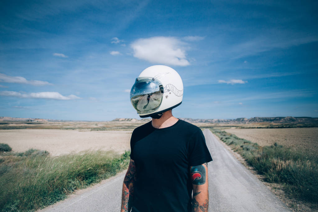 野蛮人穿着老式的头盔 野蛮人穿着老式的头盔