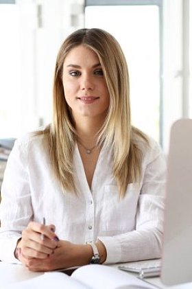 工作场所的美丽微笑女商人肖像