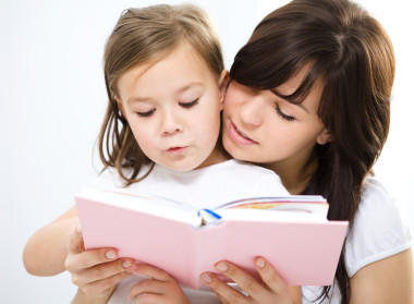 母親正在讀的書(shū)與她的女兒