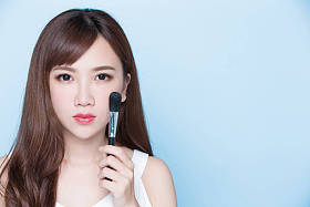 化妆刷的女人 