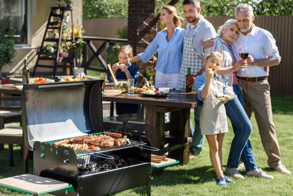 幸福的家庭，在露台上吃午饭