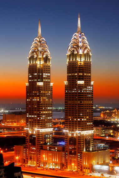 另一套的双胞胎，这次是在迪拜? 在另一侧和朱美拉棕榈岛忽略 Skeikh 扎耶德路