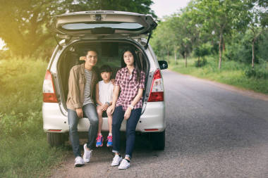 快樂的小女孩，與亞洲的家人坐在車?yán)锏脑?>
                    </a>
                    <div   id=