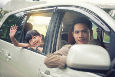 快樂的小女孩，與亞洲的家人坐在車?yán)锏脑?>
                    </a>
                    <div   id=