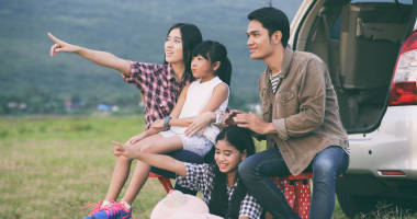 快樂小女孩 e 與亞洲家人圍坐在車?yán)镌囋?>
                    </a>
                    <div   id=