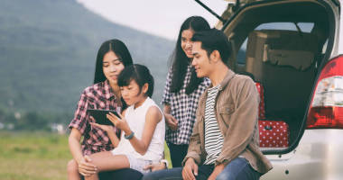 快樂小女孩 e 與亞洲家人圍坐在車?yán)镌囋?>
                        </a>
                        <div   id=