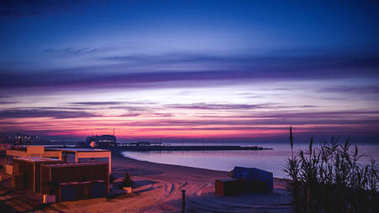 早上的海滩图片