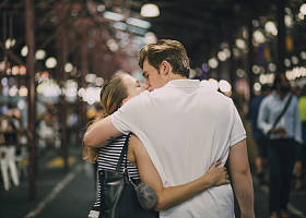 在女王维多利亚市场接吻的夫妇