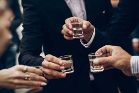 在婚礼仪式上敬酒的人图片