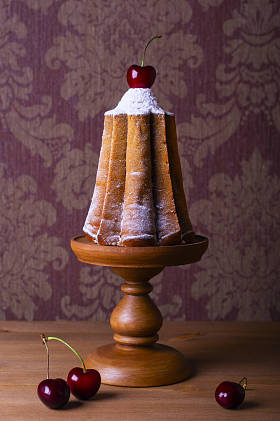 静物的节日蛋糕和樱桃图片