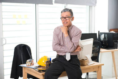 亞洲商人在辦公室