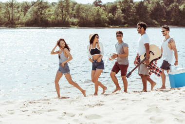 花时间在海滩上的朋友图片