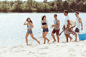 花时间在海滩上的朋友图片