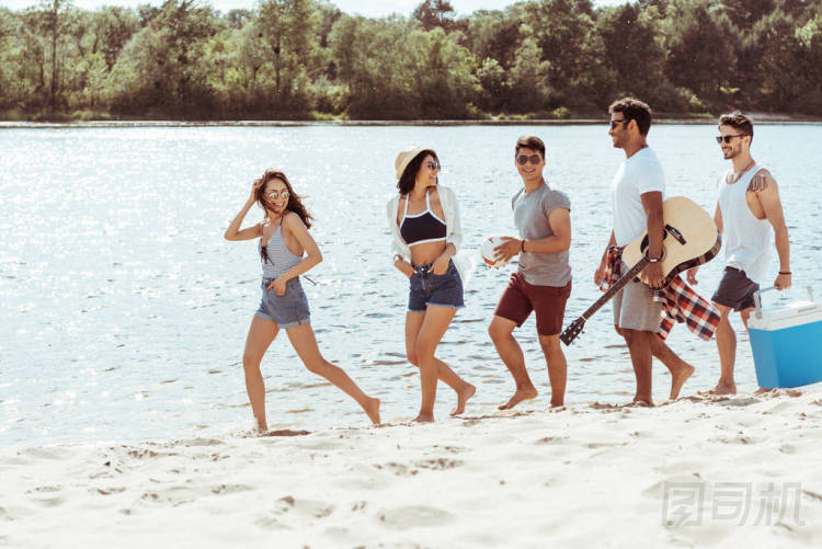 花時(shí)間在海灘上的朋友圖片