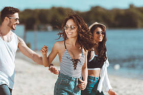 朋友在海滩散步图片