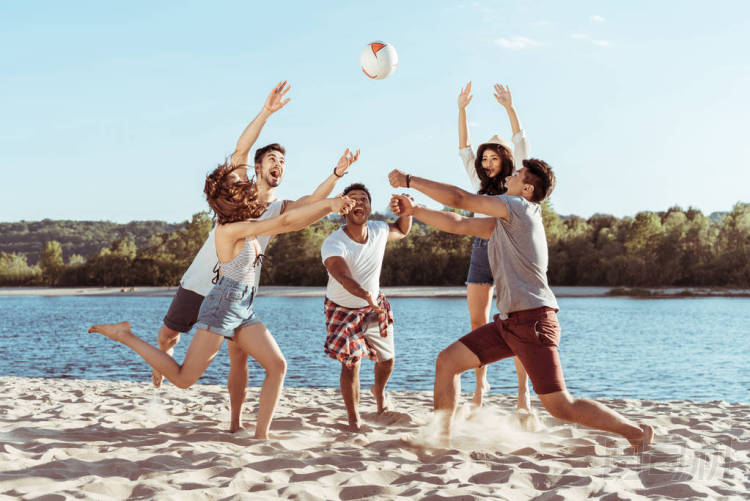 朋友在河邊打沙灘排球圖片