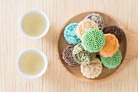 新鲜的月饼图片