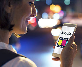 使用智能手机的女人图片